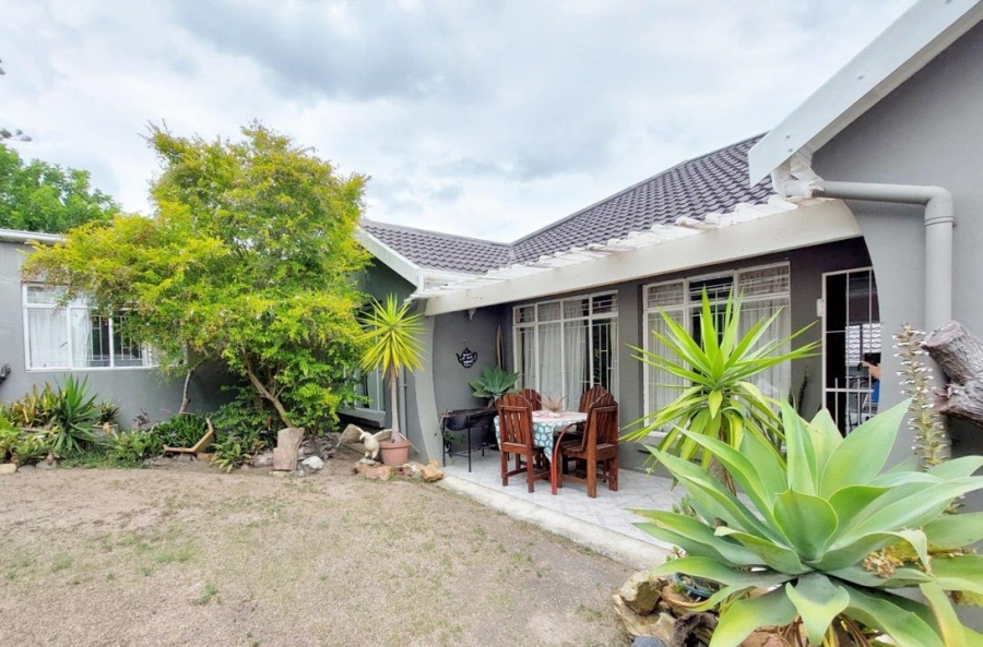 4 Bedroom Property for Sale in Paradise Beach Eastern Cape